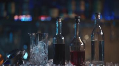 Buzlu ve portakallı negroni karışımı.