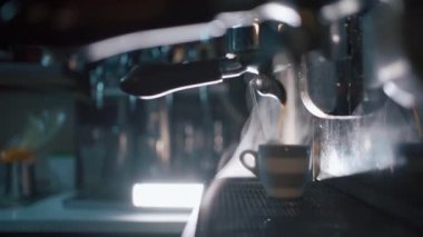Kahveci kahve makinesinde sıcak siyah espresso yapar.