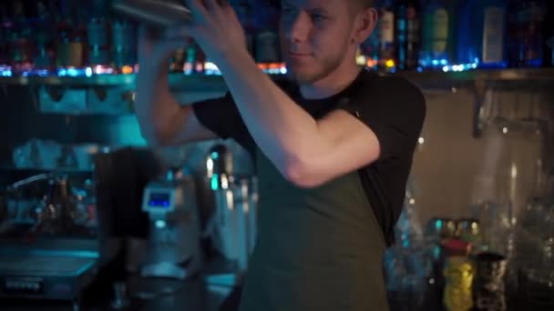 Hipster barista preparing luxury espresso martini cocktail in night club — Stock Video