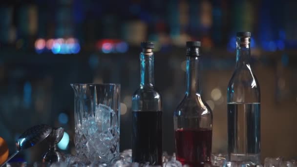 Set ingrediens för negroni cocktail med is och apelsin — Stockvideo