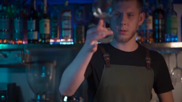 Barmen gece kulübünde aperol sprey kokteyli hazırlıyor. — Stok video