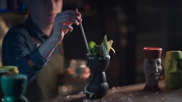 Kahveci likör ve meyve suyuyla egzotik kokteyl hazırlıyor. — Stok video