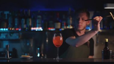 Barmen gece kulübünde aperol sprey kokteyli hazırlıyor.