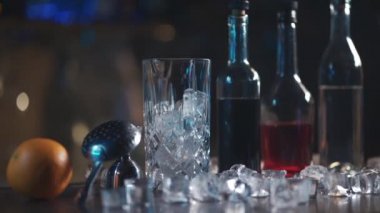 Buzlu ve portakallı negroni karışımı.