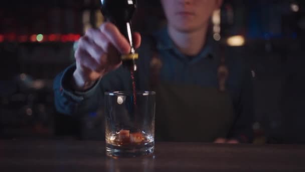 Bartender preparar tradicional coquetel à moda antiga com uísque e laranja — Vídeo de Stock