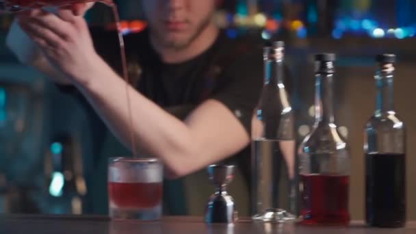 Bartender blanda klassiska negroni cocktail med rom och is — Stockvideo