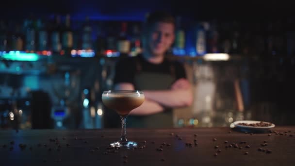 Hipster barista készít luxus eszpresszó martini koktél éjszakai klubban — Stock videók