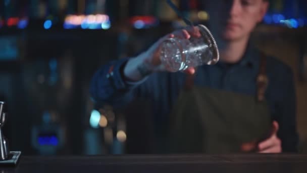 Бармен готовит белый русский коктейль в ночном клубе — стоковое видео