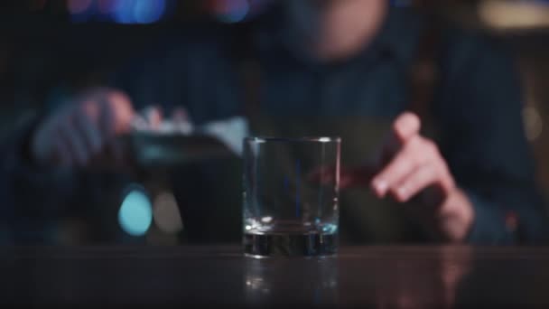 Бармен готовит белый русский коктейль в ночном клубе — стоковое видео