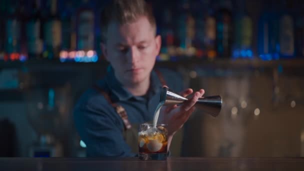 Barista preparare bianco cocktail russo in night club — Video Stock