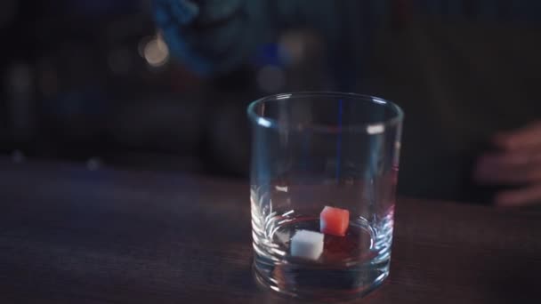 Barman připravuje tradiční staromódní koktejl s whisky a pomerančem — Stock video