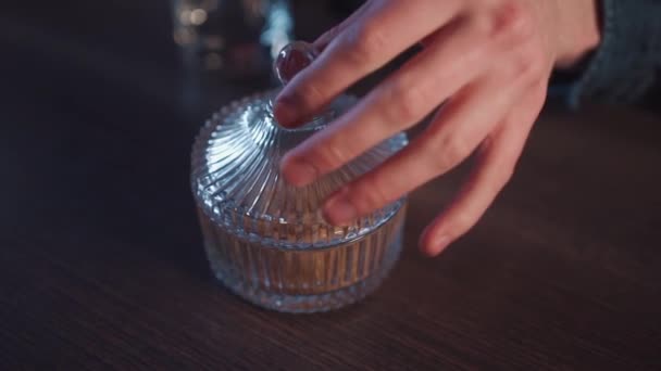 Μπάρμαν προετοιμασία παραδοσιακή ντεμοντέ κοκτέιλ με ουίσκι και πορτοκάλι — Αρχείο Βίντεο