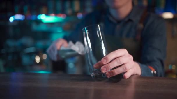 Бармен смешивает современный джин-тоник со льдом — стоковое видео