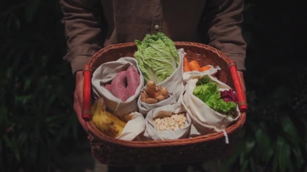 Ekologiczne i wielokrotnego użytku zerowe worki bawełniane w koszyku — Wideo stockowe