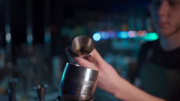 Hipster barista preparando un lujoso cóctel de martini expreso en el club nocturno — Vídeo de stock