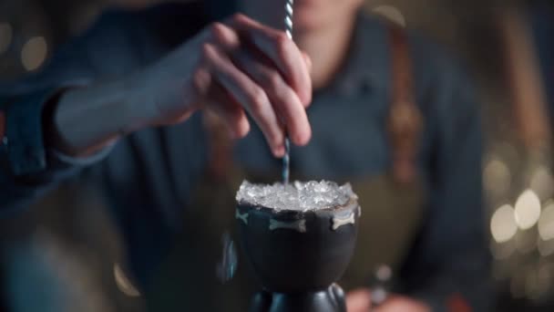 Бариста готовит экзотический коктейль с лимонным ликером и соком — стоковое видео