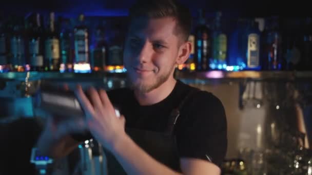 Hipster barista preparando un lujoso cóctel de martini expreso en el club nocturno — Vídeos de Stock