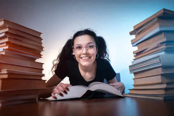 Niña leyendo un libro muy interesante en casa — Foto de Stock