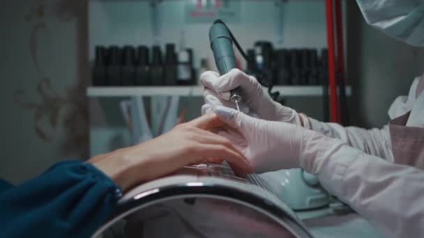 Professionele meester polijsten vingernagel in manicure salon — Stockvideo