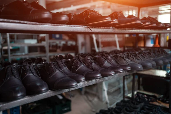 Полиця зі шкіряним чоловічим взуттям на сучасній фабриці взуття — стокове фото