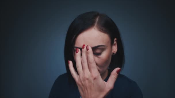 Emoties contrast van mooie vrouw die lachen en verdrietig — Stockvideo
