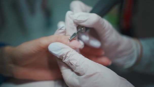 Uñas de pulido maestro profesional en salón de manicura — Vídeos de Stock