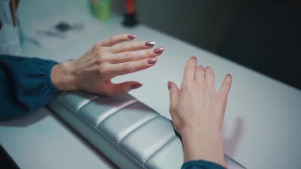 Artista de manicura haciendo esmalte de uñas con cepillo y herramientas — Vídeos de Stock