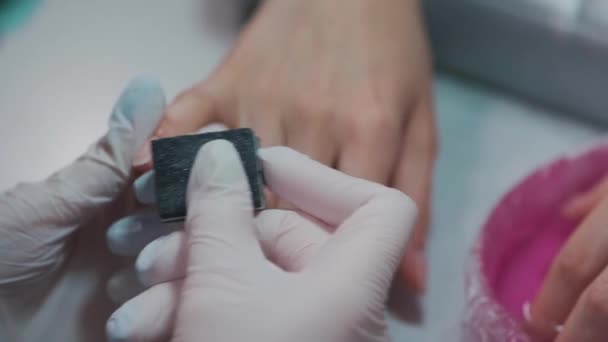 Close-up tiro e manicure artista fazendo unha limpeza e polimento — Vídeo de Stock