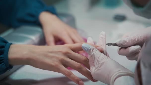 Primer plano de tiro y artista de manicura haciendo limpieza de uñas y pulido — Vídeo de stock