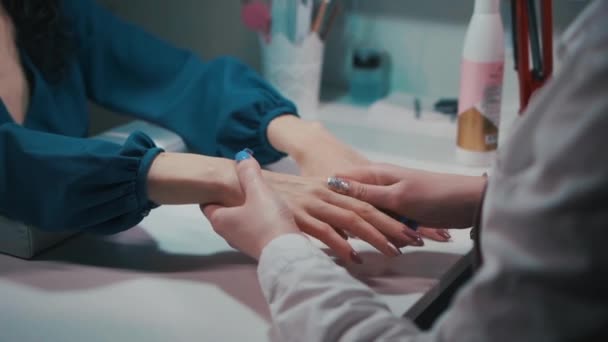 Artista de manicura haciendo relajante masaje de manos en el salón de spa — Vídeos de Stock