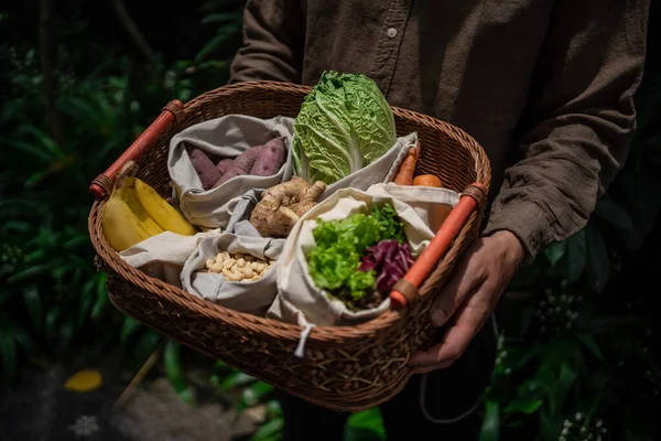 Sacs en coton zéro déchet écologiques et réutilisables dans le panier — Photo