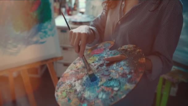 Donna artista mescolando tavolozza con pennelli e colori ad olio — Video Stock