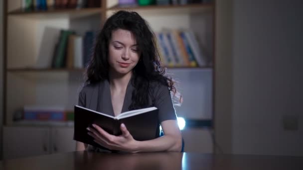 Привлекательное женское обучение с литературой в школе — стоковое видео