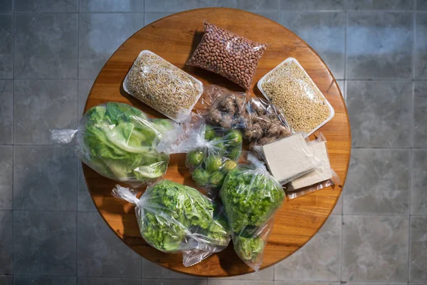 Ensemble d'aliments crus végétariens ou végétaliens avec sacs écologiques — Photo