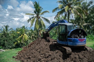 Endüstriyel buldozer tropik yağmur ormanlarında toprak ve toprak kazıyor