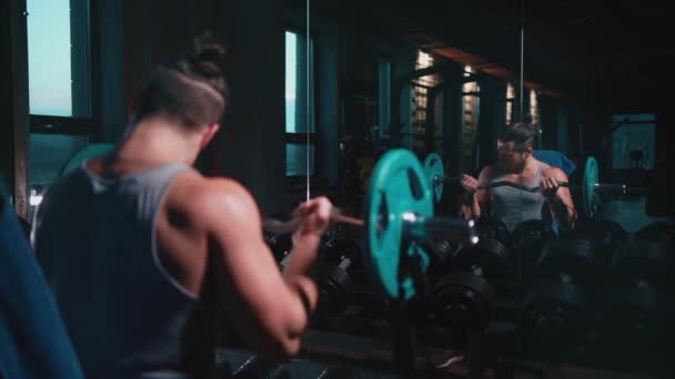 Atletický muž s dokonalým cvičením trupu s činkami v tělocvičně — Stock video