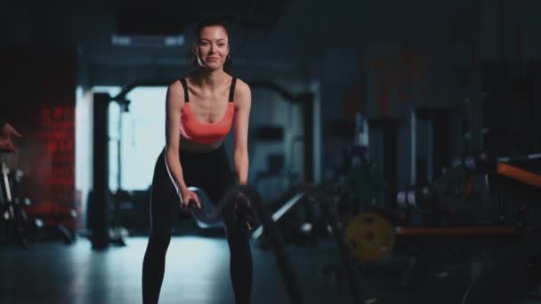 Athletische weibliche Gymnastikseile in moderner Turnhalle mit Personal Trainer — Stockvideo