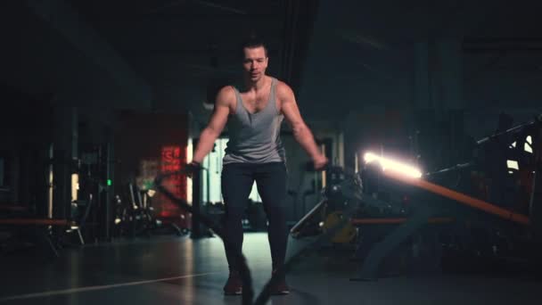 Attractivel atletische fitness mannelijke training touwen in moderne fitnessruimte — Stockvideo