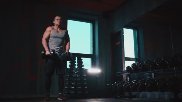 Hombre atlético con torso perfecto haciendo ejercicio con pesas en el gimnasio — Vídeos de Stock