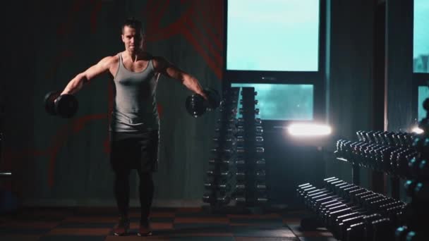 Hombre atlético con torso perfecto haciendo ejercicio con pesas en el gimnasio — Vídeos de Stock