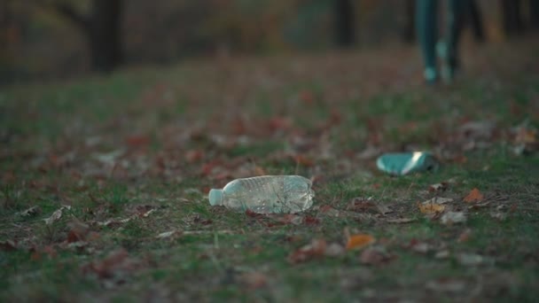 Volunteer woman pick up plastic rubbish bottle in summer park — Stock Video