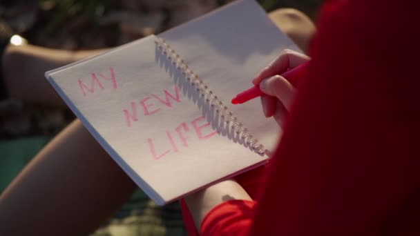 Bela jovem mulher fazer notas na página em branco do diário — Vídeo de Stock