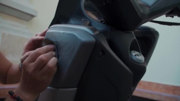 Człowiek polerowanie ręcznie uszkodzony motocykl przed malowaniem papierem ściernym — Wideo stockowe