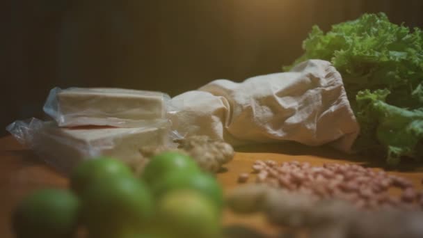 Набір вегетаріанської або веганської сирої їжі з екологічними пакетами — стокове відео