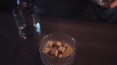 Barmen viski ve portakallı geleneksel kokteyl hazırlıyor.