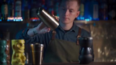 Kahveci likör ve meyve suyuyla egzotik kokteyl hazırlıyor.