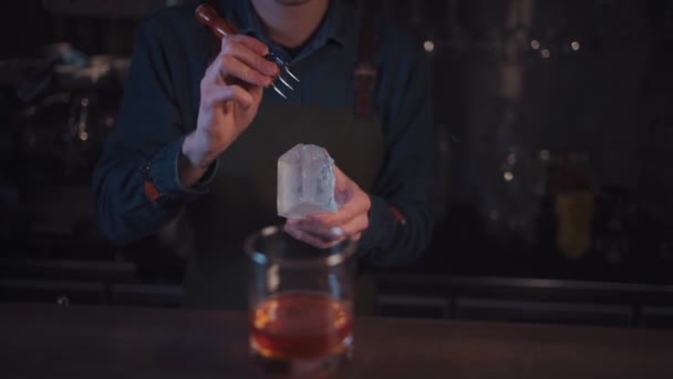 Bartender preparar tradicional coquetel à moda antiga com uísque e laranja — Vídeo de Stock