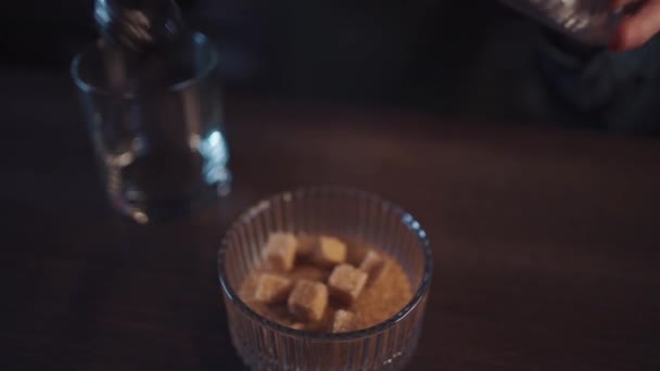 barman préparant un cocktail traditionnel à l'ancienne avec whisky et orange