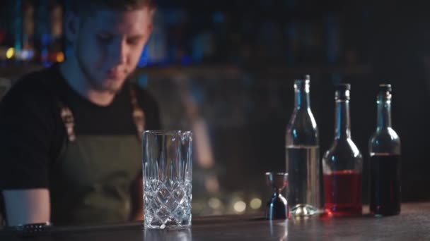 Bartender mistura clássico negroni cocktail com rum e gelo — Vídeo de Stock