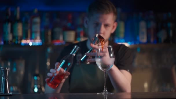 Bartender mixing aperol spritz cocktail in night club — Stock Video